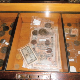 Бумажные купюры  и монеты XIX века